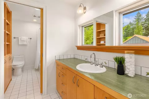 Bath - 10606 NE 155th Pl, Bothell, WA 98011 photo 3 of 5