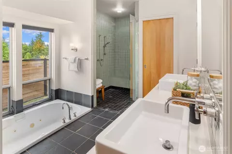 Bath - 10606 NE 155th Pl, Bothell, WA 98011 photo 1 of 5