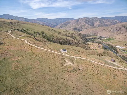 15 Cowboy Rd, Pateros, WA 98846