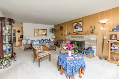 Living - 1023 E Maple St, Kent, WA 98030 photo 1 of 4
