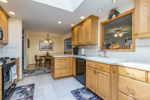 Kitchen - 1023 E Maple St, Kent, WA 98030 photo 4 of 4