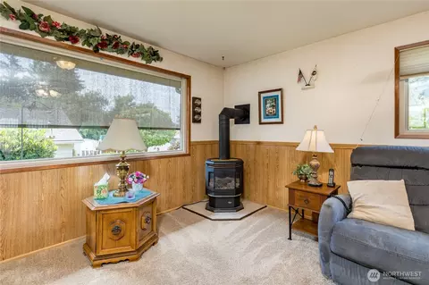 Living - 1023 E Maple St, Kent, WA 98030 photo 4 of 4