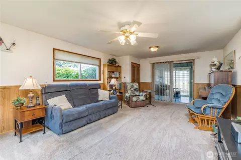 Living - 1023 E Maple St, Kent, WA 98030 photo 3 of 4