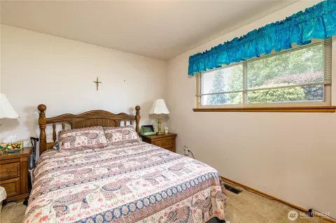 Bedroom - 1023 E Maple St, Kent, WA 98030 photo 2 of 2