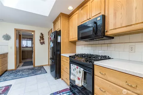 Kitchen - 1023 E Maple St, Kent, WA 98030 photo 3 of 4