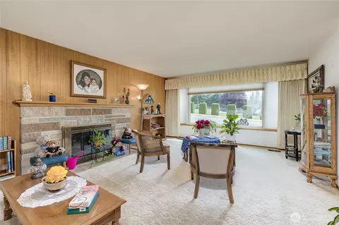 Living - 1023 E Maple St, Kent, WA 98030 photo 2 of 4