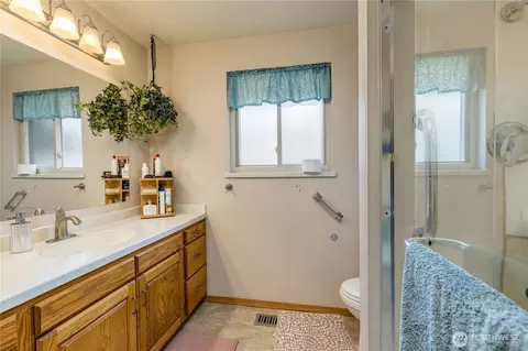 Bath - 1023 E Maple St, Kent, WA 98030 photo 1 of 1