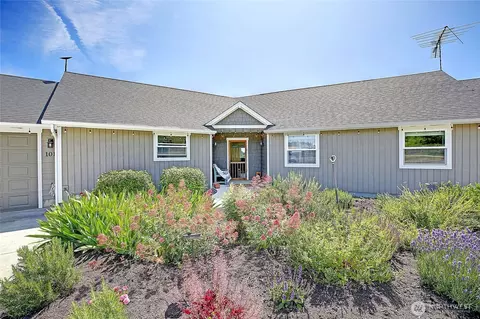 1010 Mallard Ln, Camano Island, WA 98282