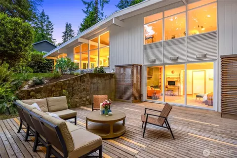 8975 Ferncliff Ave NE, Bainbridge Island, WA 98110