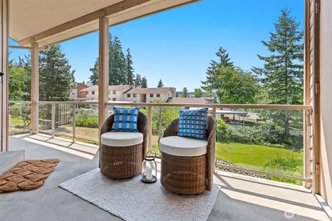 23001 Lakeview Dr #304, Mountlake Terrace, WA 98043