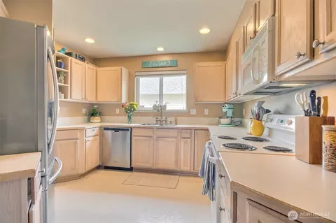 Kitchen - 1450 Mountain View Dr, Enumclaw, WA 98022 photo 3 of 3