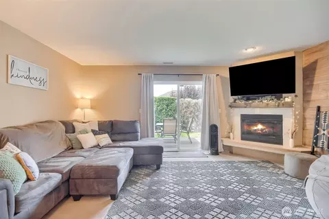 Living - 1450 Mountain View Dr, Enumclaw, WA 98022 photo 1 of 3