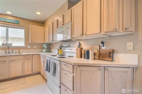 Kitchen - 1450 Mountain View Dr, Enumclaw, WA 98022 photo 2 of 3