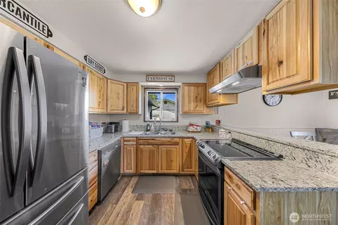 Kitchen - 304 Blair Dr, Everson, WA 98247 photo 2 of 2