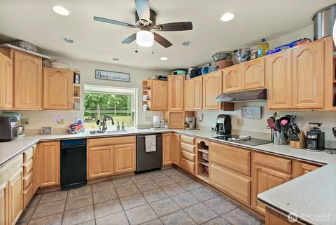 Kitchen - 33320 27th Ave E, Roy, WA 98580 photo 2 of 3
