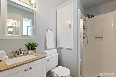 Bath - 10813 29th Dr SE, Everett, WA 98208 photo 2 of 4
