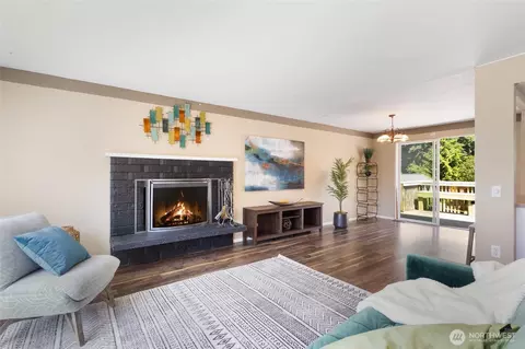 Living - 10813 29th Dr SE, Everett, WA 98208 photo 2 of 11