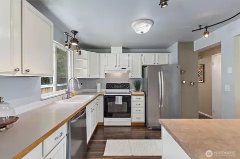 Kitchen - 10813 29th Dr SE, Everett, WA 98208 photo 5 of 6