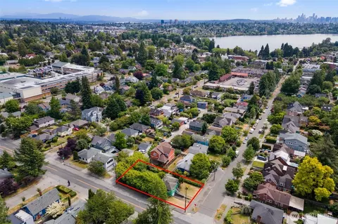 8256 Ashworth Ave N, Seattle, WA 98103