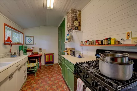 Kitchen - 209 3rd St SE, Long Beach, WA 98631 photo 1 of 2