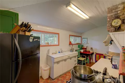 Kitchen - 209 3rd St SE, Long Beach, WA 98631 photo 2 of 2