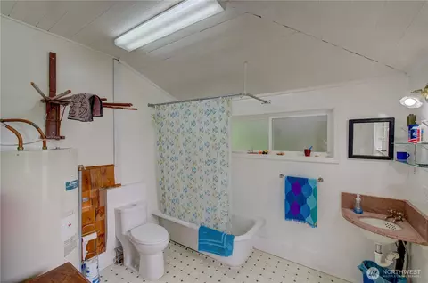 Bath - 209 3rd St SE, Long Beach, WA 98631 photo 1 of 1
