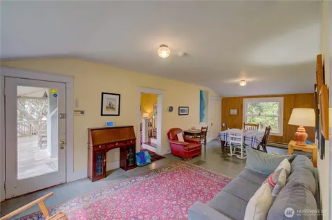 Living - 209 3rd St SE, Long Beach, WA 98631 photo 1 of 4