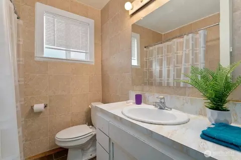 Bath - 6113 Rockefeller Ave, Everett, WA 98203 photo 1 of 2