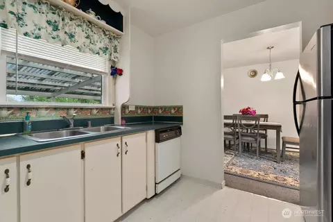 Kitchen - 6113 Rockefeller Ave, Everett, WA 98203 photo 1 of 4
