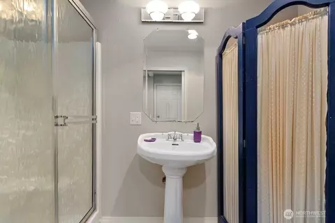 Bath - 6113 Rockefeller Ave, Everett, WA 98203 photo 2 of 2