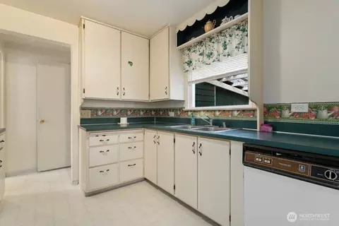 Kitchen - 6113 Rockefeller Ave, Everett, WA 98203 photo 2 of 4