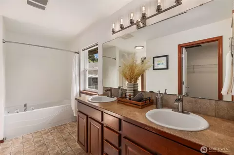 Bath - 5720 8th Dr W, Everett, WA 98203 photo 3 of 3