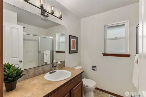 Bath - 5720 8th Dr W, Everett, WA 98203 photo 2 of 3