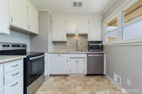 Kitchen - 136 Boyer Dr, Walla Walla, WA 99362 photo 1 of 2