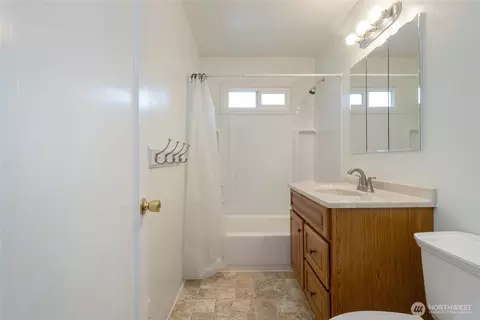 Bath - 136 Boyer Dr, Walla Walla, WA 99362 photo 1 of 3