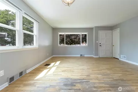 Living - 136 Boyer Dr, Walla Walla, WA 99362 photo 2 of 3