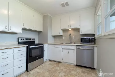Kitchen - 136 Boyer Dr, Walla Walla, WA 99362 photo 2 of 2