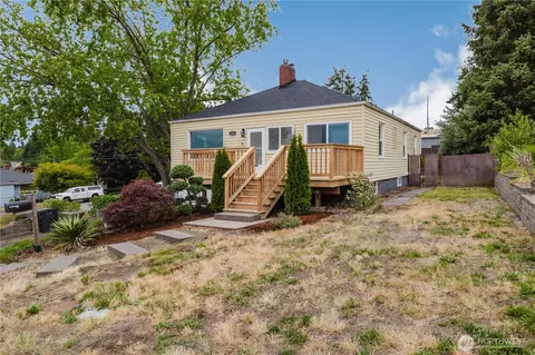 1102 E 33rd St SW, Bremerton, WA 98310