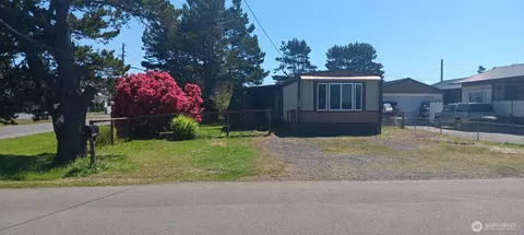 211 13th St, Long Beach, WA 98631