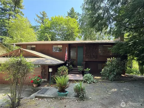 820 Cherry Ave NE, Bainbridge Island, WA 98110