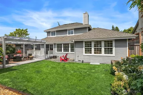 527 16th Ave W, Kirkland, WA 98033