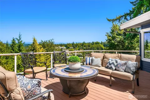 7440 SE 32nd St, Mercer Island, WA 98040