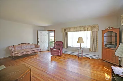 Living - 414 Morgan Rd, Everett, WA 98203 photo 2 of 2
