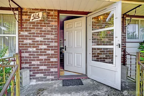 Entry Way - 414 Morgan Rd, Everett, WA 98203 photo 1 of 2