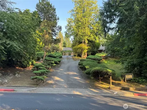 8855 Points Dr NE, Clyde Hill, WA 98004