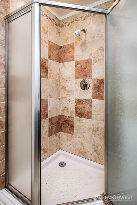 Bath - 11506 40th Dr SE, Everett, WA 98208 photo 2 of 5