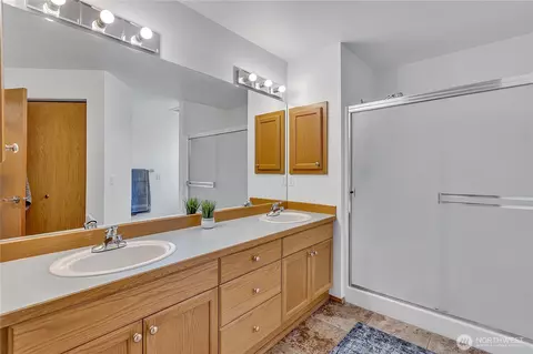 Bath - 1845 Carbon Ridge St, Enumclaw, WA 98022 photo 2 of 3