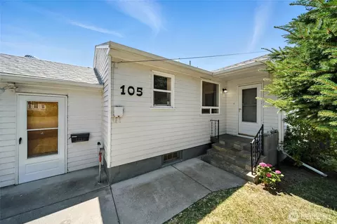 105 SW 13th St, College Place, WA 99324