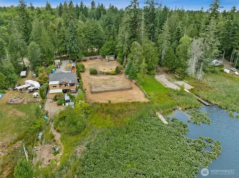 911 Sanford Ave SW, Lakebay, WA 98349