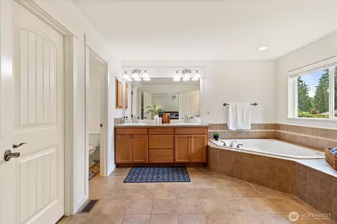 Bath - 416 199th Pl SE, Bothell, WA 98012 photo 4 of 5